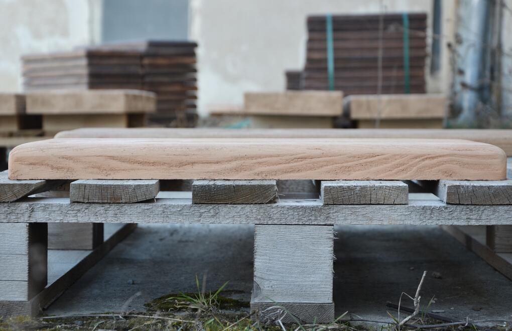 Boční strana (delší) betonového nášlapu deska DEKOR dřevo v barvě béžové