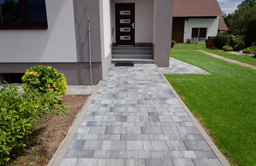 Nadčasová betonová skladebná dlažba VERDELIT® v melíru Elba oblíbená v okolí moderních rodinných domů