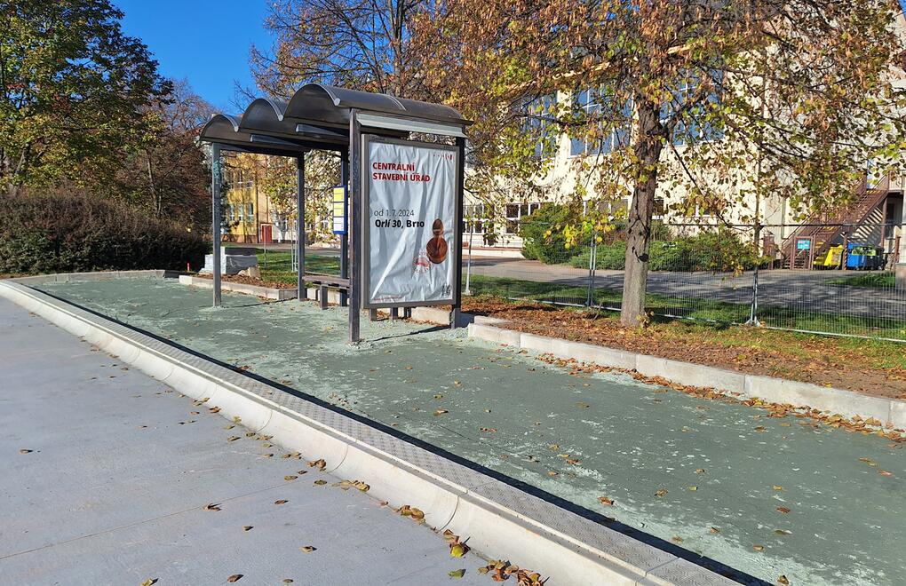 Autobusová zastávka s bezbariérovými obrubníky PREFA