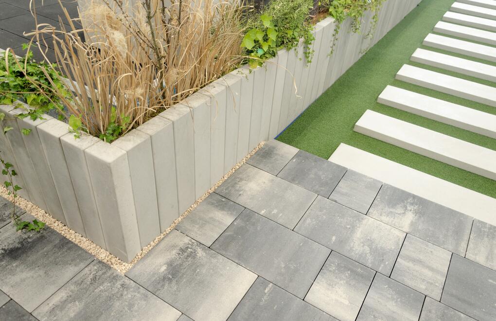 Jednoduchost a čisté linie: hladké betonové palisády jsou skvělým doplňkem moderní minimalistické zahradní architektury