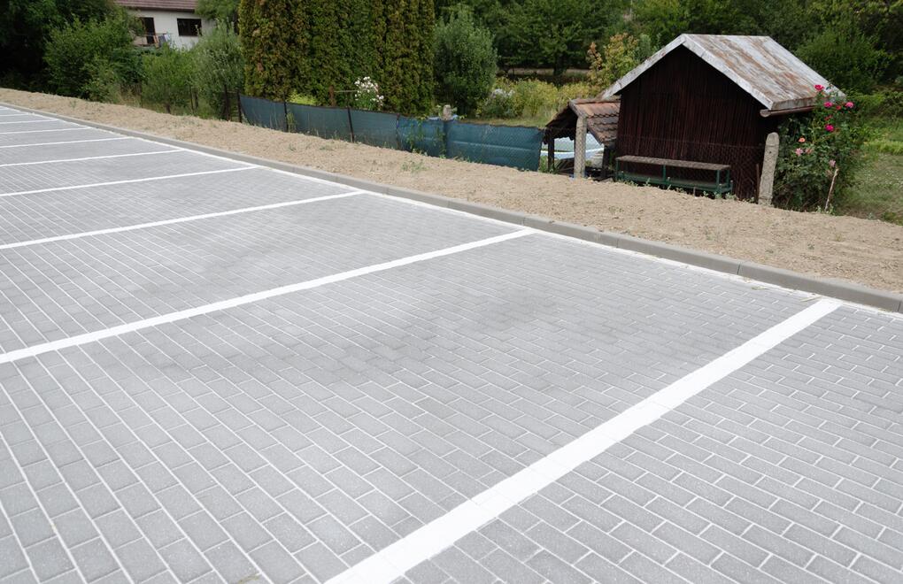 Parkovací plochy z vsakovací dlažby - elegantní řešení pro vsakování srážek díky mezerovitému betonu